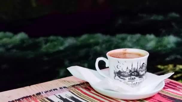 Türkiye Antalya Eylül 2021 Kafedeki Beyaz Bardaktaki Türk Kahvesi Kıvrık — Stok video