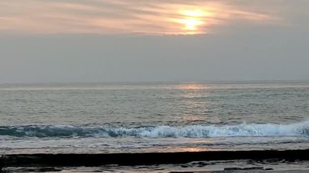 Спокійні Морські Хвилі Тлі Заходу Сонця Сірих Хмар — стокове відео