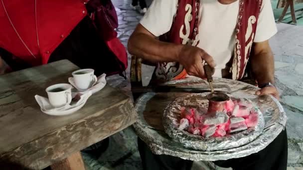 Hombre Cocina Café Turco Turco Sobre Carbones Vierte Tazas Mens — Vídeos de Stock