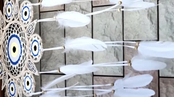 Bulu Putih Dari Dreamcatcher Yang Bergoyang Dalam Angin — Stok Video