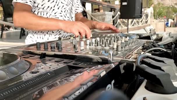Turquia Alanya Agosto 2022 Cria Música Misturador Mãos Mixer Close — Vídeo de Stock