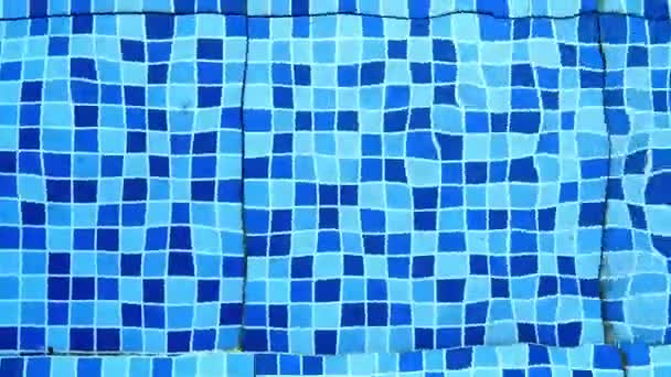 Mavi Mozaik Karoların Arka Planında Havuzdaki Dalgaları Üst Görünüm — Stok video