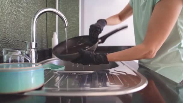 Kvinna Tvättar Tvättmedel Grundligt Från Rätter Händerna Skyddshandskar Begreppet Hälsoskydd — Stockvideo