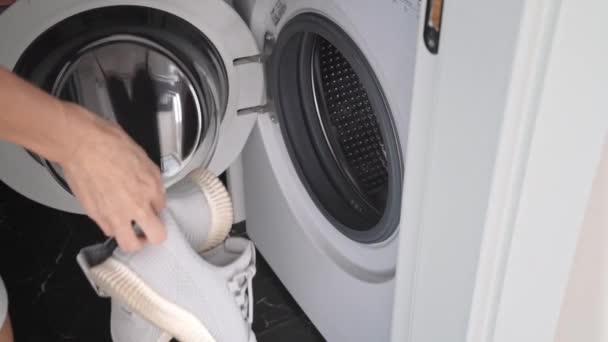 Vrouw Wast Sneakers Wasmachine Schoenenverzorging Vrouwen Handen Close — Stockvideo