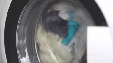 Çamaşır makinesinde durulama, cam kapı, yakın çekim