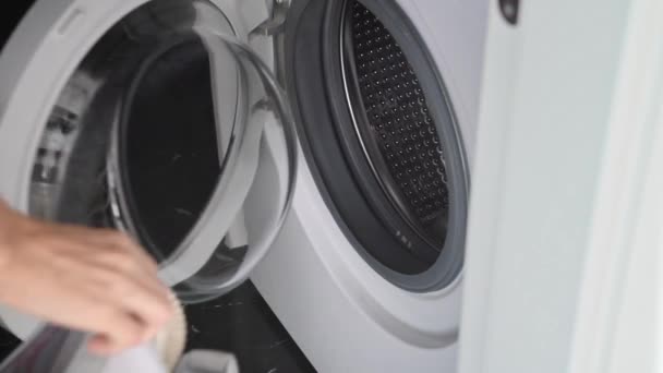 Meisje Wast Sneakers Wasmachine Schoenenverzorging Vrouwen Handen Close — Stockvideo