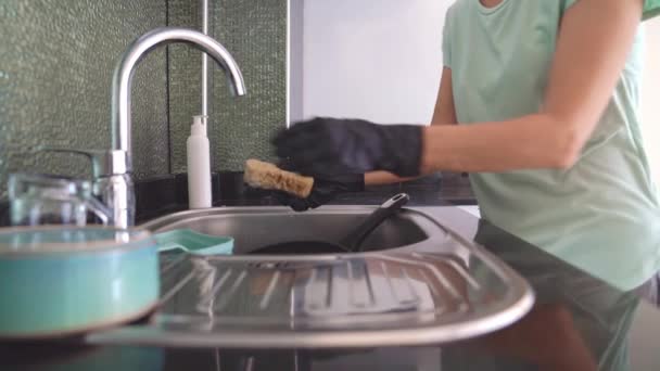 여성은 요리를 씻기위한 스폰지 장갑에 개념에 세제를 적용합니다 — 비디오