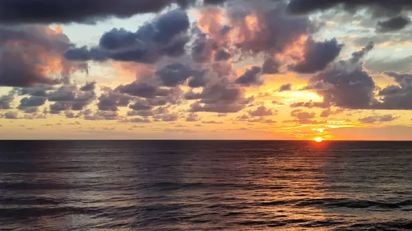 Güzel günbatımı ve bulutlu deniz manzarası