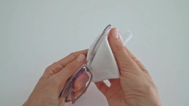 Kadınlar bardakları yumuşak beyaz bir bezle silerler..