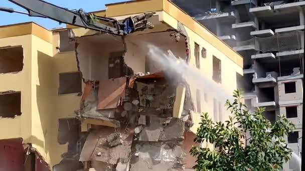 带有液压切割机的挖掘机将旧的多层住宅楼拆开 整修住房 更新概念和改善生活条件 — 图库视频影像