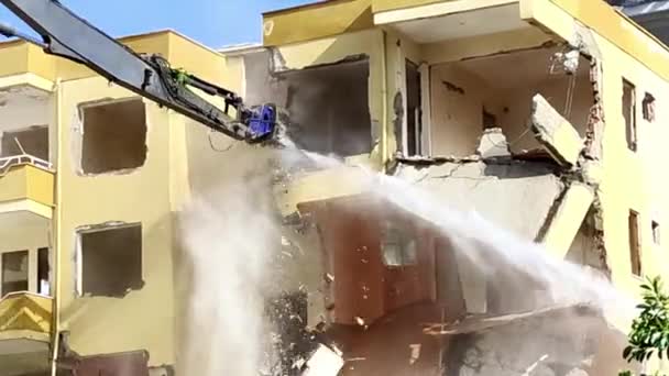 Excavatrice Avec Griffe Hydraulique Démolit Vieux Bâtiment Résidentiel Plusieurs Étages — Video