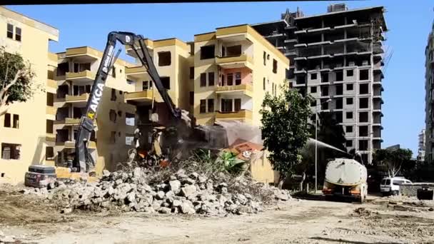 Excavatrice Avec Cisailles Hydrauliques Démolit Vieux Bâtiment Résidentiel Plusieurs Étages — Video