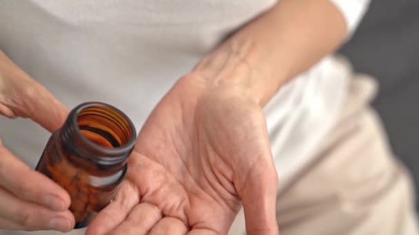 Κοντινό Πλάνο Θηλυκά Χέρια Κατέχουν Καφέ Μπουκάλι Χάπια Από Οποία — Αρχείο Βίντεο