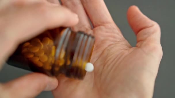 Donne Mani Tenendo Bottiglia Pillola Marrone Cui Due Pillole Vengono — Video Stock