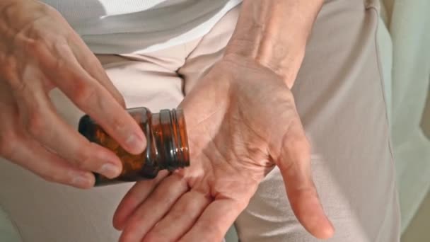 Närbild Kvinnor Händer Hälla Piller Från Brun Flaska Handen Symbolisera — Stockvideo