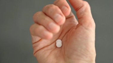 Avucunda iki hap tutan kadın, Parmaklarını Yavaşça Açıyor, El ve Hapların Kapanışı, İlaç ve İlaç Konsepti