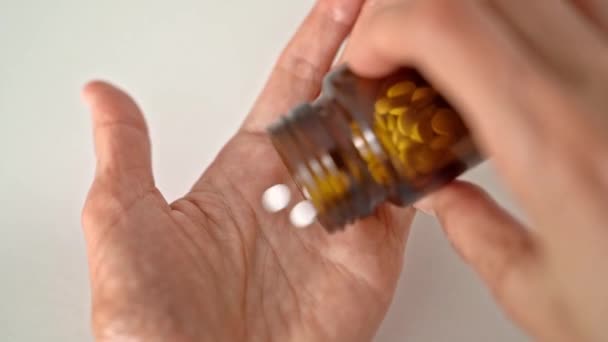 Geneeskunde Hand Close Van Vrouwen Handen Gieten Pillen Uit Bruine — Stockvideo