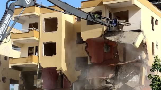 Escavatore Con Cesoie Idrauliche Abbatte Vecchio Edificio Residenziale Più Piani — Video Stock