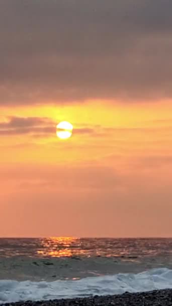 Красивый Красный Закат Над Морем Ускоренном Темпе Солнце Быстро Движется — стоковое видео