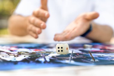Antik Hint Tahta Oyunu Leela: Spiritüel Dice Roll, Erkek Ellerinin Yakın Çekimi, Küp 'e Odaklan