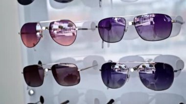 Ekranda çok renkli lensler, modern tarz çerçeveler, parlak renkler, yakın plan, organize moda gözlüğü sergisi, moda aksesuarları, perakende sunumu