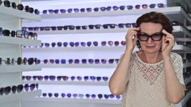 Perakende satış deneyimi, güneş gözlüğü deneyimi, modern tasarım, çeşitli çerçeve seçenekleri, kişisel tarz kararı, moda alışverişi, göz gezdirme seçimi, dış görünüşün değerlendirilmesi