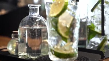 Hava kabarcıklı limon suyu ferahlatıcı, yakın plan içecek kompozisyonu, taze narenciye karışımı, hidrasyon konsepti, minimal bar estetiği, sağlıklı yaşam tarzı içeceği, serinletici yaz titreşimleri..