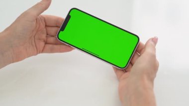 Yeşil Kroma Anahtar Ekranlı Akıllı Telefonu Tutan Kadınlar, Nötr Stüdyo Işığında Yatay Görüntü veya Değiştirme, Oyun Hareketi