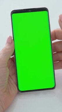 Yeşil Kroma Anahtar Ekranlı El Tutma Akıllı Telefonu, Ekranda kaydırmalı parmak hareketi, Dikey konum, Kapatma Etkileşimi ve Mockup Konsepti.