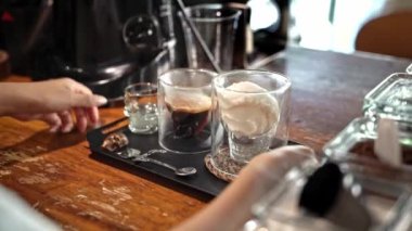 Dondurmalı kahve hazırlama, zenginlik ve hoşgörünün karışımı, xperfect tatlı içeceği yaratmada barista sanatı, tepside servis süreci, Türkiye. Alanya, 16 Temmuz 2024.