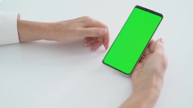 Beyaz Masadaki Kadın Elleri, Dokunaklı Görüntü, Mobil Fonksiyonları Keşfetmek, Dijital Teknoloji Konsepti, Çevrimiçi Bağlantı, Uygulama Kişiselleştirme.