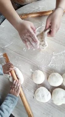 Sıcak bir mutfakta, bir kadın çocuğuna pide ekmeği pişirme sanatında rehberlik eder. Birlikte anılar ve lezzetli lavaşlar yaratıp aşklarını yemek yaparak paylaşıyorlar..