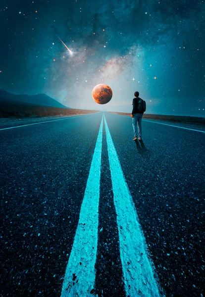 Droga Księżyc Nocą Pustyni Chodzącą Sylwetką Człowieka — Zdjęcie stockowe