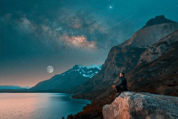 Silueta Hombre Sentado Meditando Sobre Una Roca Sobre Lago Con — Foto de Stock