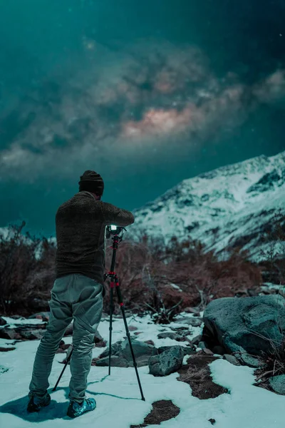 夜间雪地里的摄影师 在雪山上拍摄星星和银河的照片 — 图库照片