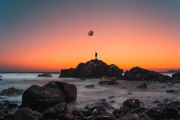 Силуэт Человека Вершине Скалы Фоне Луны Звезд Над Океаном — стоковое фото