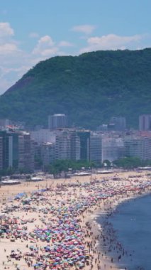 Copacabana plajına panoramik hava manzarası ve Rio de Janeiro 'da sabah binalar