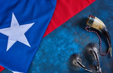 Mahmuzların ve boynuzun arka planında Şili bayrağı, ulusal bayramları kutlama kavramı