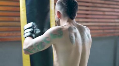 Spor salonunda boks eldiveni giyerek boksör eğitimi almış.