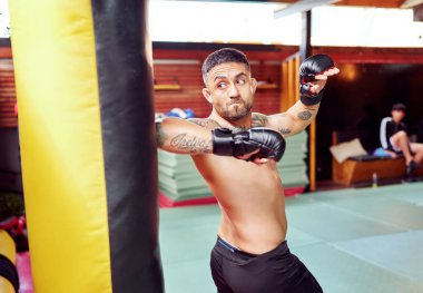 Kum torbasıyla boks antrenmanı, boks eldiveni giyerek yumruk çalışması.