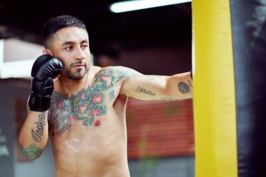 Kum torbasıyla boks antrenmanı, boks eldiveni giyerek yumruk çalışması.