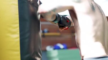 Spor salonunda boks eldiveni giyerek boksör eğitimi almış.