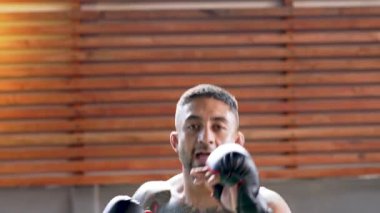 Erkek boksör eğitimi, spor salonunda yumruk ve ayak çalışması.