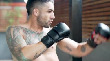 Spor salonunda boks eldiveni giyerek boksör eğitimi almış.