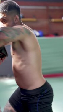 Spor salonunda boks eldiveni giyerek boksör eğitimi almış.