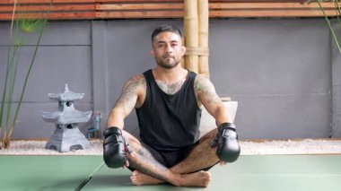 Karma dövüş sanatları dövüşçüsü Lotus pozisyonunda meditasyon yapıyor.
