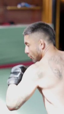 Spor salonunda boks eldiveni giyerek boksör eğitimi almış.