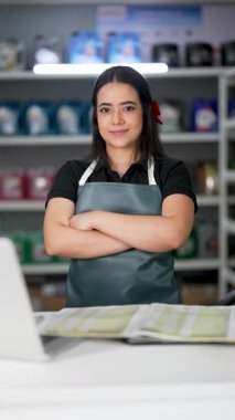 Küçük bir oto yedek parça tezgahında çalışan genç Latin Amerikalı satış elemanı.