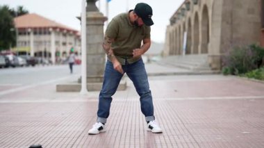 Latin Amerikalı break dansçı erkek.
