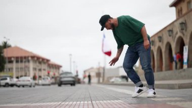 Latin Amerikalı break dansçı erkek.